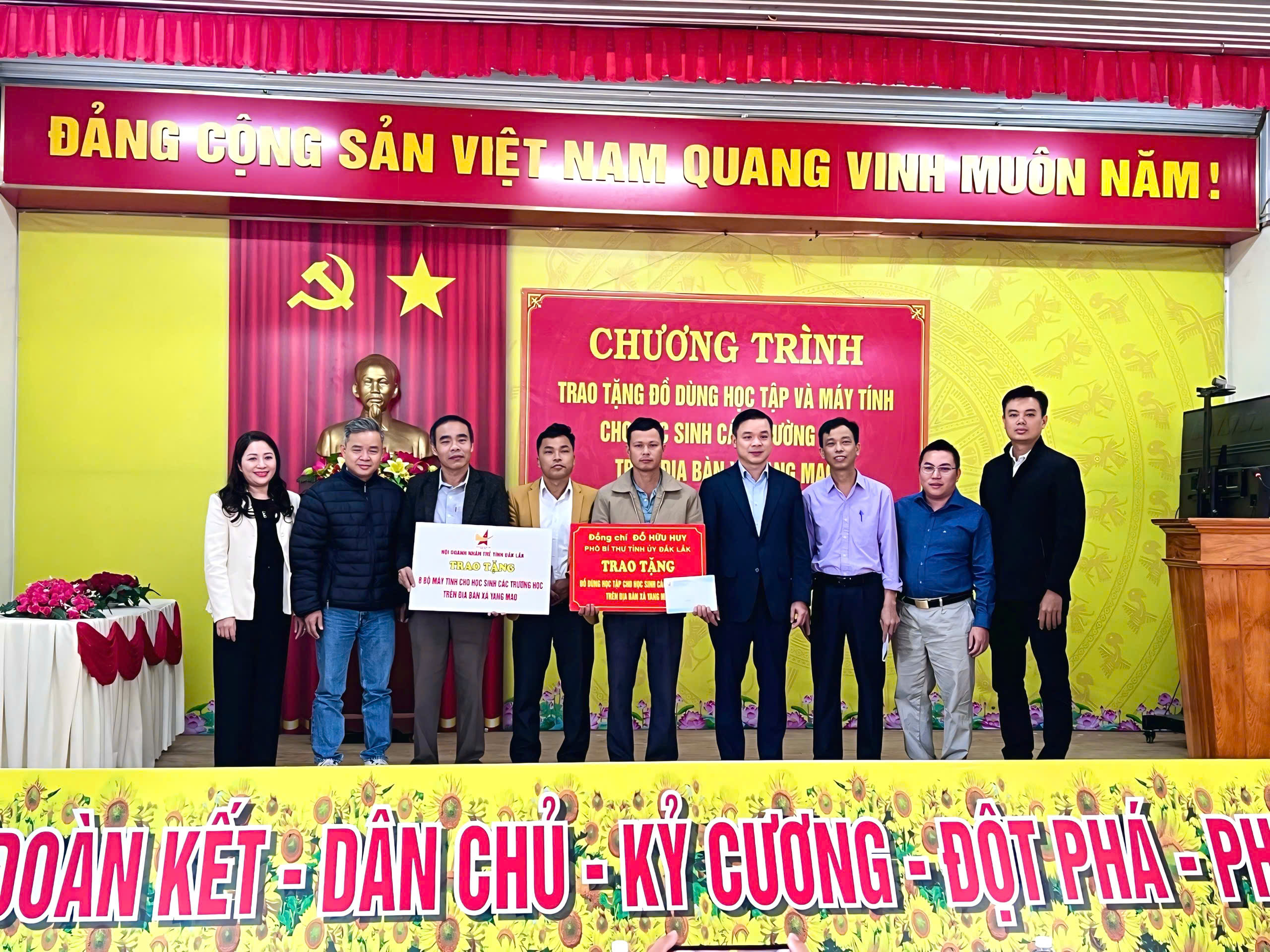 HỘI DOANH NHÂN TRẺ TỈNH ĐẮK LẮK TRAO TẶNG ASXH CHO 2 XÃ KHÓ KHĂN DO LŨ 2025 GỒM MÁY TÍNH TRƯỜNG HỌC CHO XÃ YANG MAO VÀ CÂY GIỐNG CÀ PHÊ CHO XÃ CƯ PUI VỚI TỔNG GIÁ TRỊ HƠN 130 TRIỆU ĐỒNG