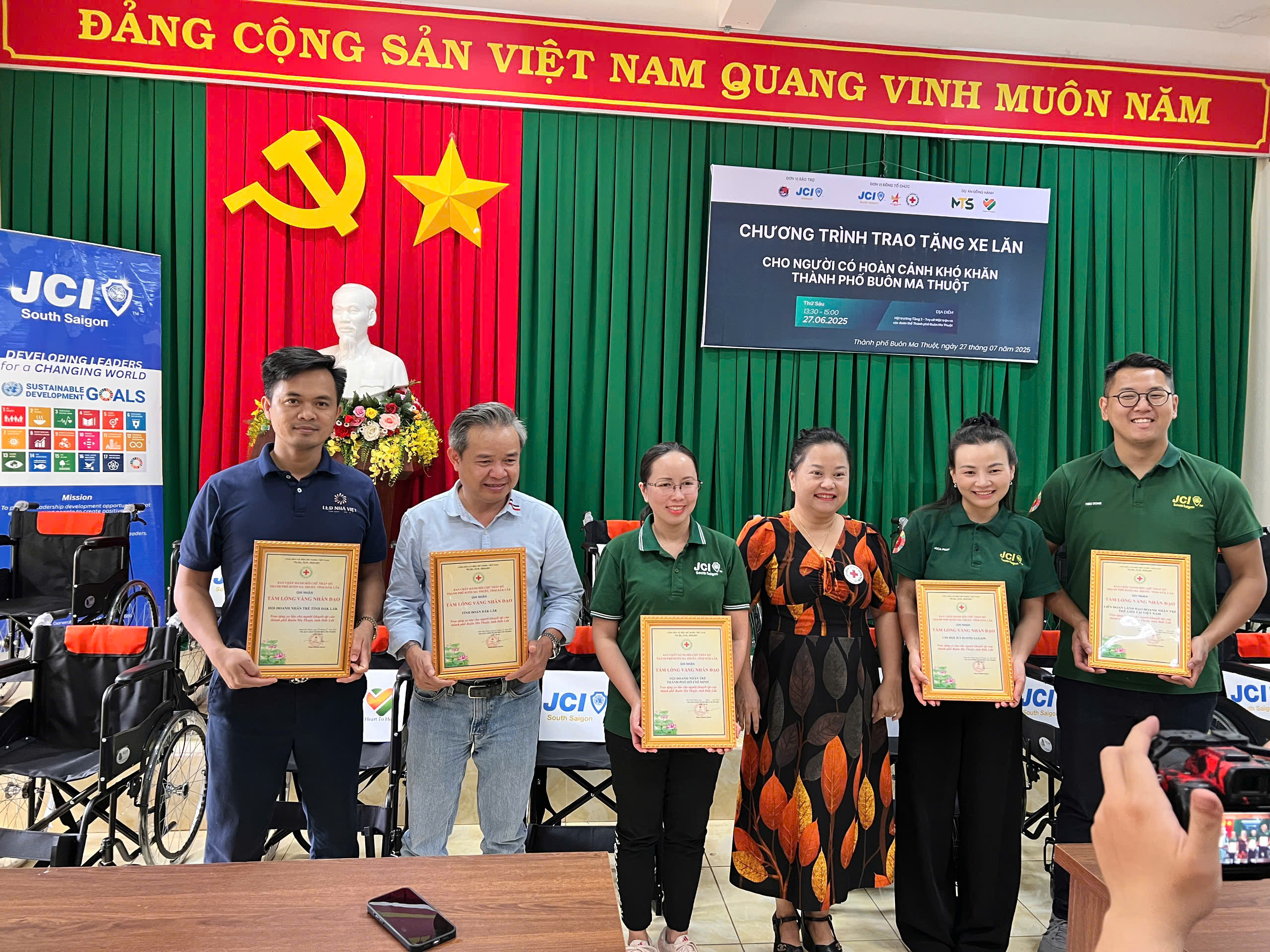 HỘI DOANH NHÂN TRẺ TỈNH ĐẮK LẮK ĐỒNG HÀNH CÙNG CHƯƠNG TRÌNH TRAO TẶNG XE LĂN CHO NGƯỜI KHUYẾT TẬT CÓ HOÀN CẢNH KHÓ KHĂN TẠI THÀNH PHỐ BUÔN MA THUỘT