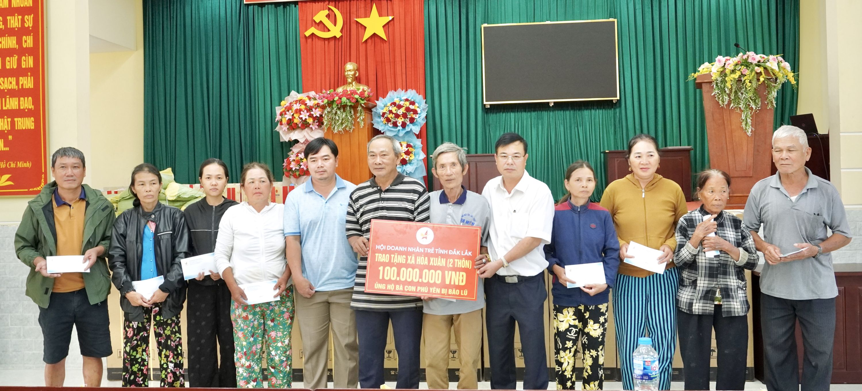 DOANH NHÂN TRẺ ĐẮK LẮK TỔ CHỨC 5 ĐOÀN HỖ TRỢ TRAO TẶNG HƠN 1 TỶ ĐỒNG GỒM TIỀN VÀ GẠO CHO NGƯỜI DÂN VÙNG LŨ ĐÔNG ĐẮK LẮK