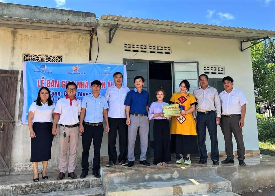 Hội Doanh nhân trẻ tỉnh Đắk Lắk tham dự lễ bàn giao ngôi nhà nhân ái tại xã Cư Bông