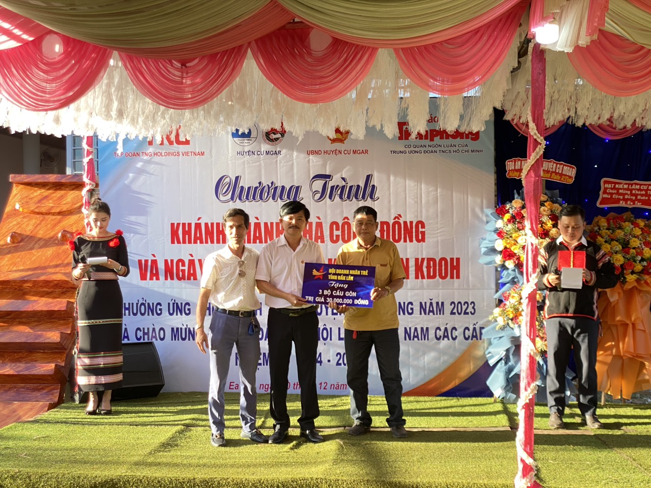 Hội Doanh Nhân Trẻ Tỉnh Đắk Lắk tặng 3 bộ cầu gôn cho đoàn Xã Eatar Huyện Cư M’gar
