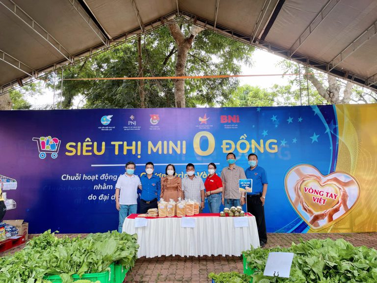 Siêu thị mini 0 đồng giúp người nghèo đón tết