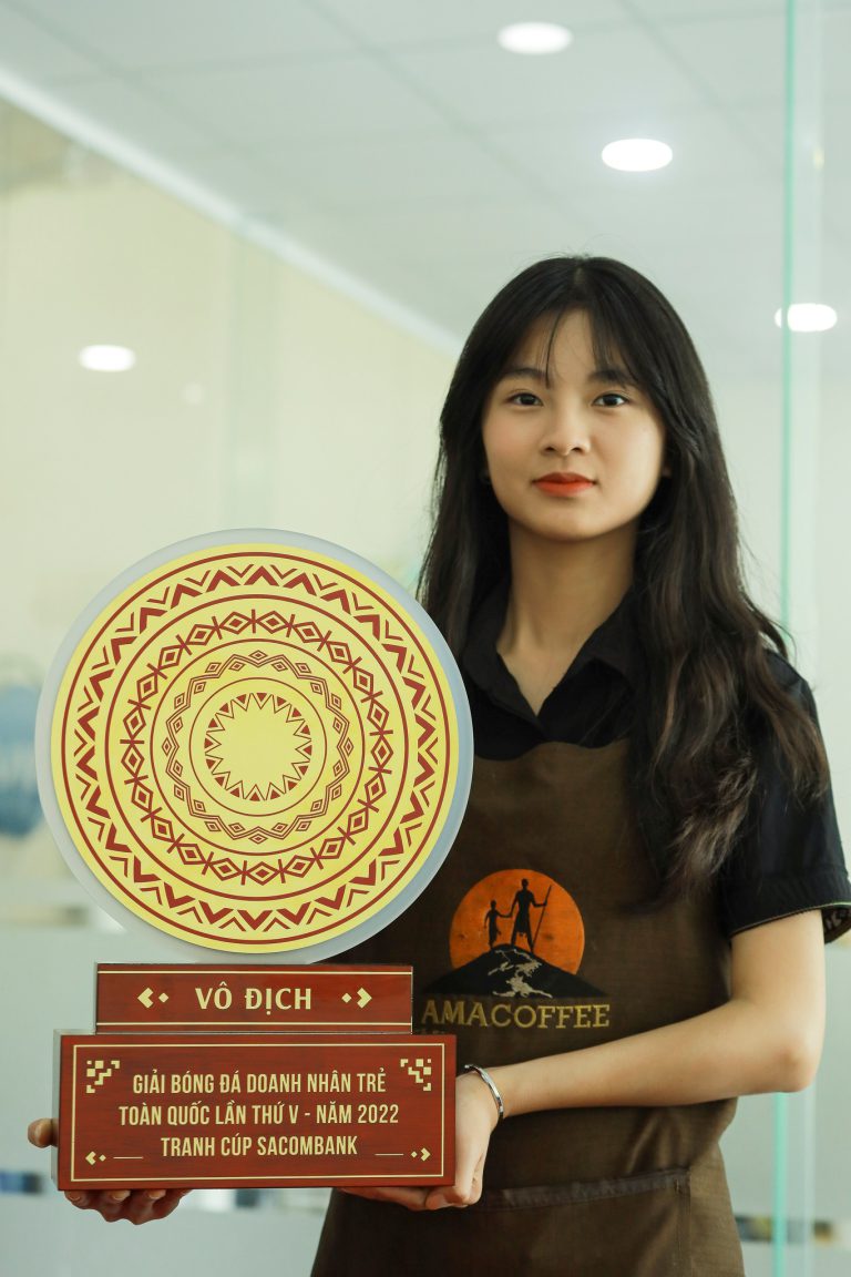 Hé lộ bộ cúp mang đậm nét đặc trưng, văn hoá Tây Nguyên sẽ được trao tại giải bóng đá doanh nhân trẻ toàn quốc lần thứ V năm 2022