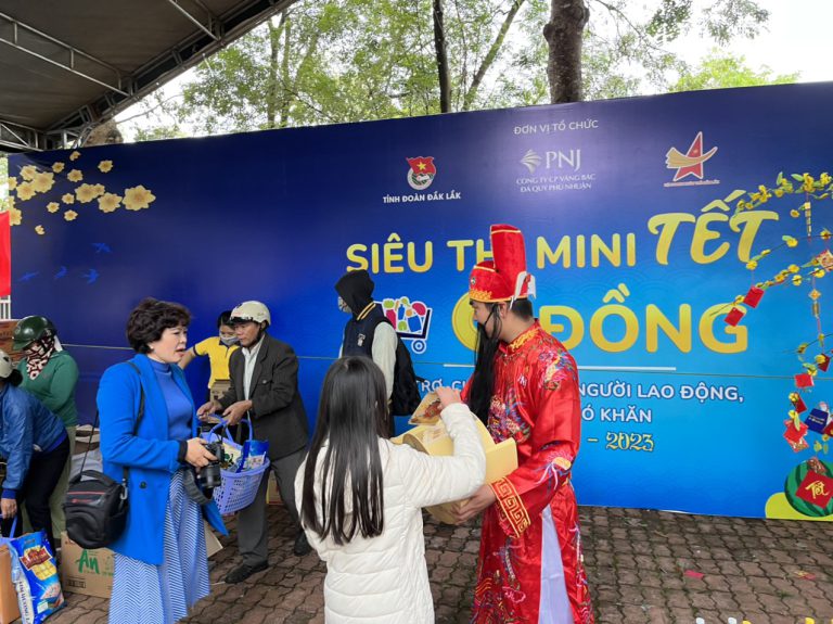 “SIÊU THỊ MINI 0 ĐỒNG” HỖ TRỢ BÀ CON CÓ HOÀN CẢNH KHÓ KHĂN TRÊN ĐỊA BẢN TỈNH ĐẮK LẮK  CÓ TẾT ĐẦM ẤM SUM VẦY