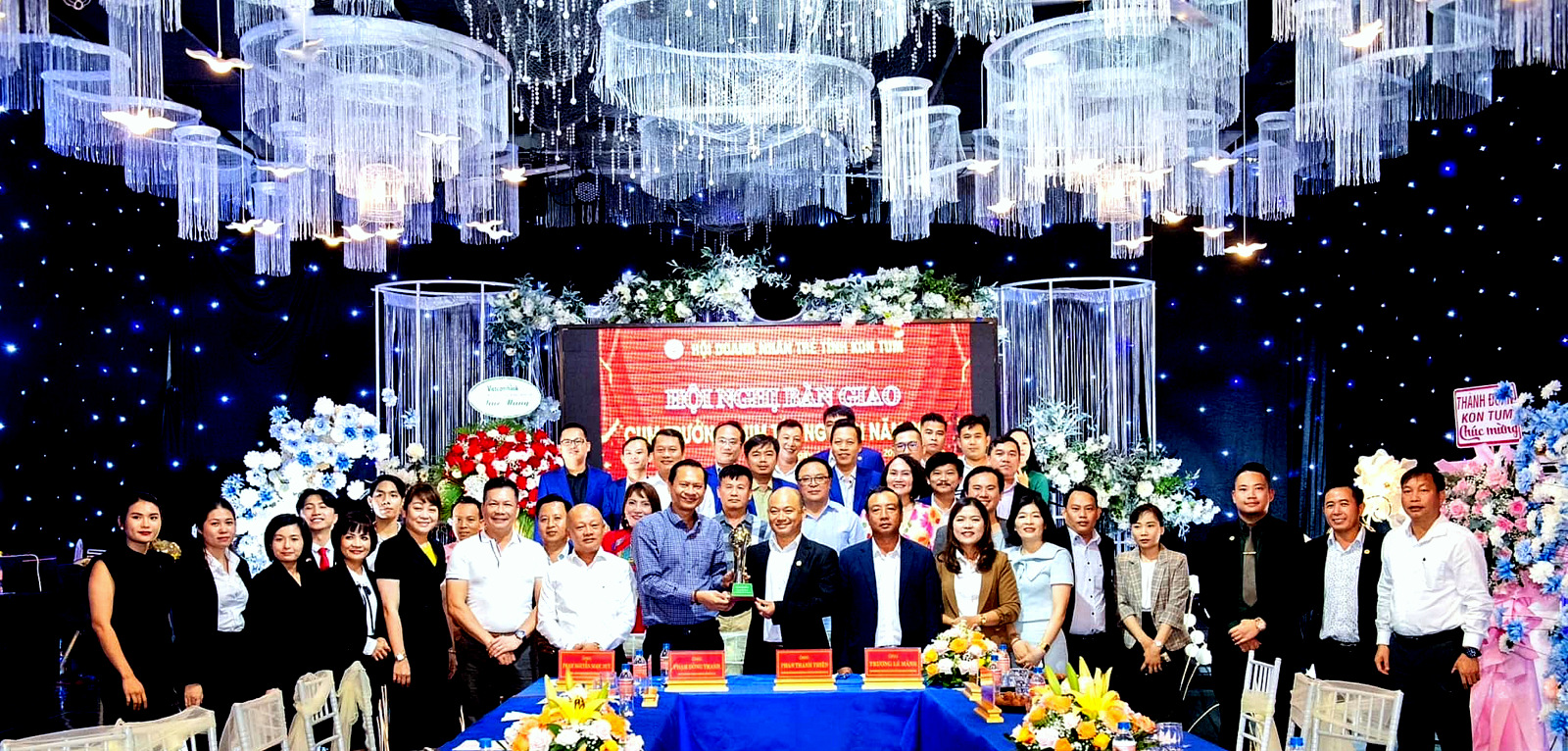 Ông Trương Lê Mãnh (comle đen) - Chủ tịch Hội Doanh nhân trẻ Kon Tum bàn giao vị trí Cụm trưởng cụm Doanh nhân trẻ khu vực Tây nguyên cho ông Phạm Đông Thanh (áo xanh) - Chủ tịch Hội Doanh nhân trẻ Đắk Lắk.