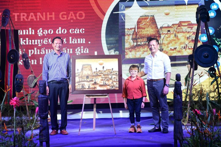 CHỦ TỊCH HỘI DNT ĐẮK LẮK – ANH PHẠM ĐÔNG THANH ĐẤU GIÁ THÀNH CÔNG VẬT PHẨM GÂY QUỸ TỪ THIỆN TẠI CHƯƠNG TRÌNH HỘI NGHỊ NGÀY 10/06/2023 Ở KONTUM