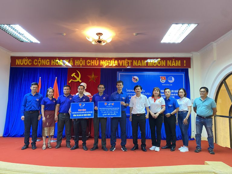 HỘI DOANH NHÂN TRẺ TỈNH ĐẮK LẮK PHỐI HỢP CÙNG HỘI LIÊN HIỆP THANH NIÊN TỈNH ĐẮK LẮK TRAO TẶNG 222 PHẦN QUÀ TRỊ GIÁ 60 TRIỆU ĐỒNG TỪ NGUỒN ĐÓNG GÓP CỦA HỘI DNT TỈNH ĐẮK LẮK CHO CÁC HỘ GIA ĐÌNH CÓ HOÀN CẢNH KHÓ KHĂN TẠI TỈNH CHAMPASAK – CHDCND LÀO