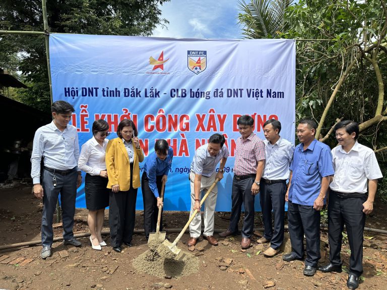 HỘI DNT ĐẮK LẮK PHỐI HỢP VỚI CLB BÓNG ĐÁ DNT VIỆT NAM TẶNG 02 CĂN NHÀ NHÂN ÁI TRỊ GIÁ 140 TRIỆU ĐỒNG. DỰ KIẾN BÀN GIAO 02 CĂN NHÀ TRƯỚC LỄ KỶ NIỆM 30 NĂM PHONG TRÀO DNT VIỆT NAM