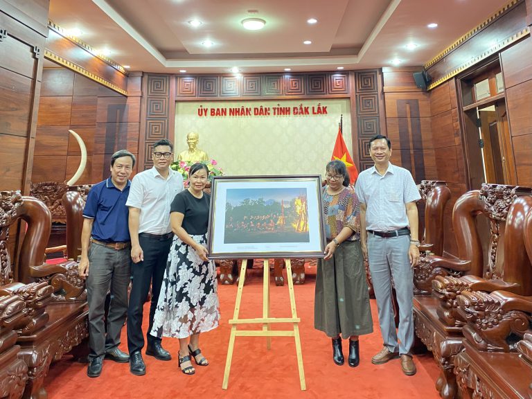 HỘI DOANH NHÂN TRẺ TỈNH ĐẮK LẮK ĐỒNG HÀNH CÙNG HỘI VHNT ĐẾN TẶNG QUÀ CHO UBND TỈNH NHÂN KỶ NIỆM NGÀY DOANH NHÂN VIỆT NAM 13/10