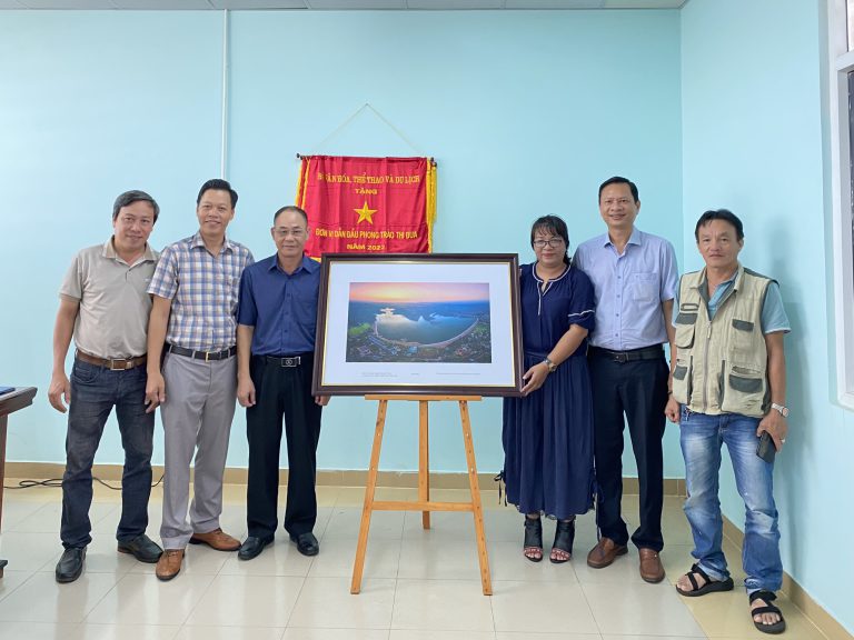 HỘI DOANH NHÂN TRẺ TỈNH ĐẮK LẮK VÀ HỘI VĂN HỌC NGHỆ THUẬT ĐẾN TẶNG ẢNH CHO UBND THÀNH PHỐ NHÂN KỶ NIỆM NGÀY DOANH NHÂN VIỆT NAM 13/10