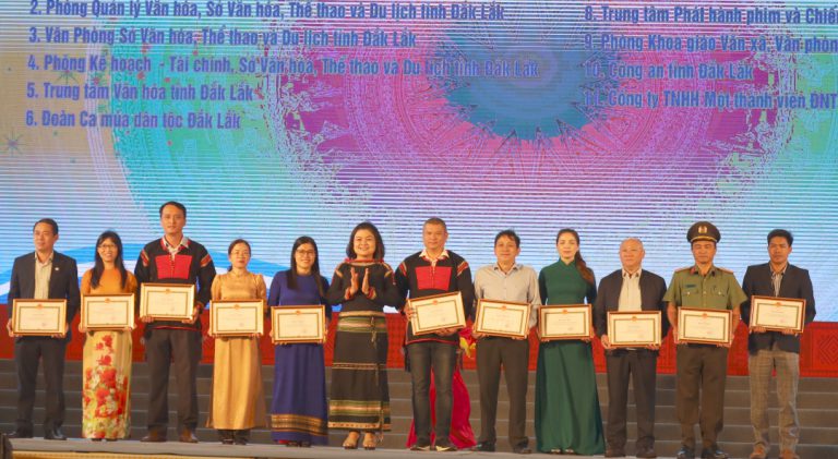 ĐẠI DIỆN HỘI DNT TỈNH ĐẮK LẮK THAM DỰ BẾ MẠC NGÀY HỘI VĂN HÓA CÁC DÂN TỘC TỈNH ĐẮK LẮK NĂM 2023