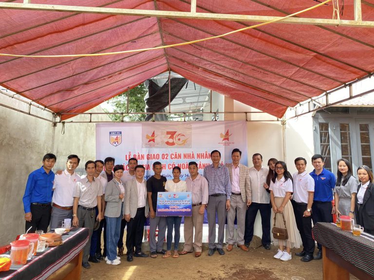 Hội Doanh Nhân Trẻ tỉnh Đắk Lắk phối hợp với CLB Bóng Đá Doanh Nhân Trẻ Việt Nam bàn giao 02 căn nhà nhân ái tại xã Ea Ktur huyện Cư Kuin