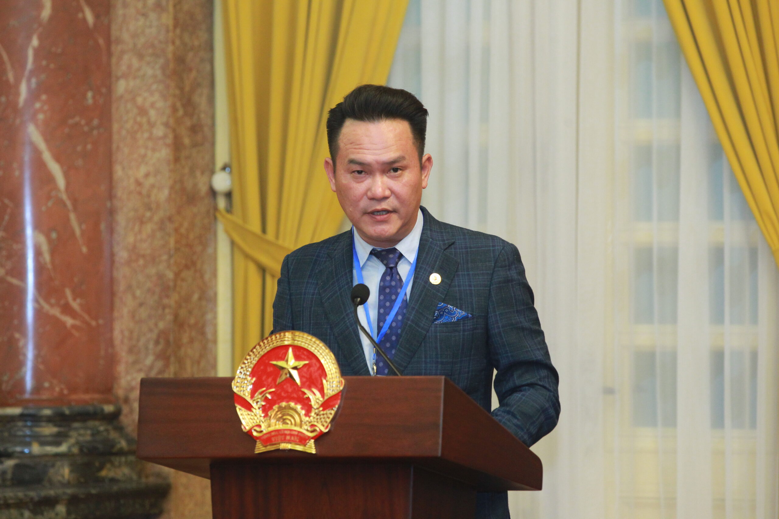 Chủ tịch Hội Doanh nhân trẻ Việt Nam Đặng Hồng Anh báo cáo tại buổi gặp mặt.