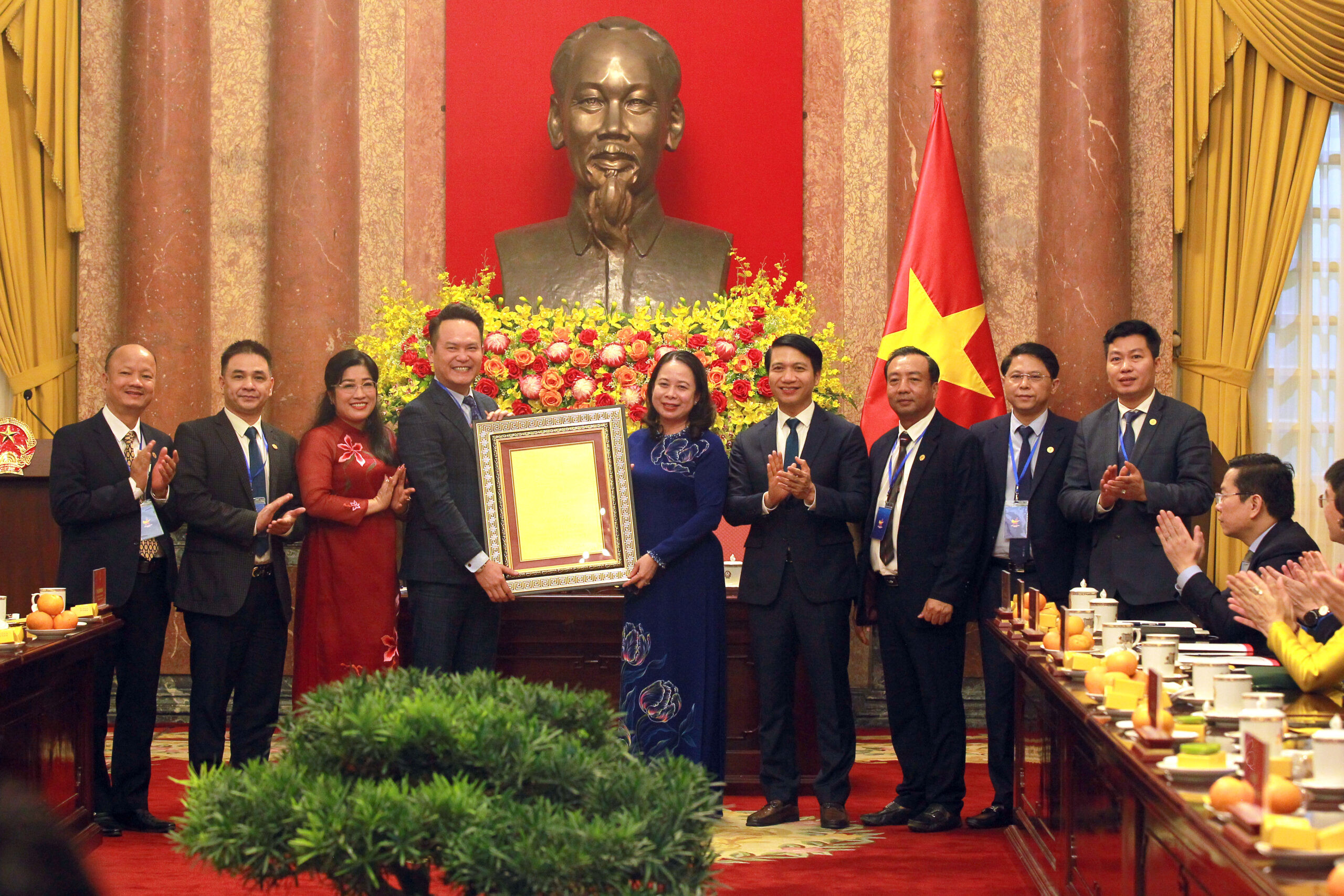 Thường trực Đoàn Chủ tịch Hội Doanh nhân trẻ Việt Nam tặng quà lưu niệm cho Quyền Chủ tịch nước.