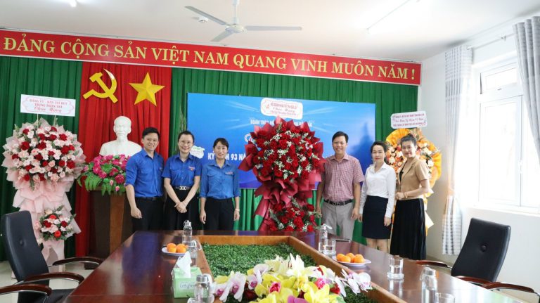 HỘI DOANH NHÂN TRẺ TỈNH ĐẮK LẮK TẶNG HOA CHÚC MỪNG 93 NĂM NGÀY THÀNH LẬP ĐOÀN THANH NIÊN CỘNG SẢN HỒ CHÍ MINH (26/3/1931 – 26/3/2024)