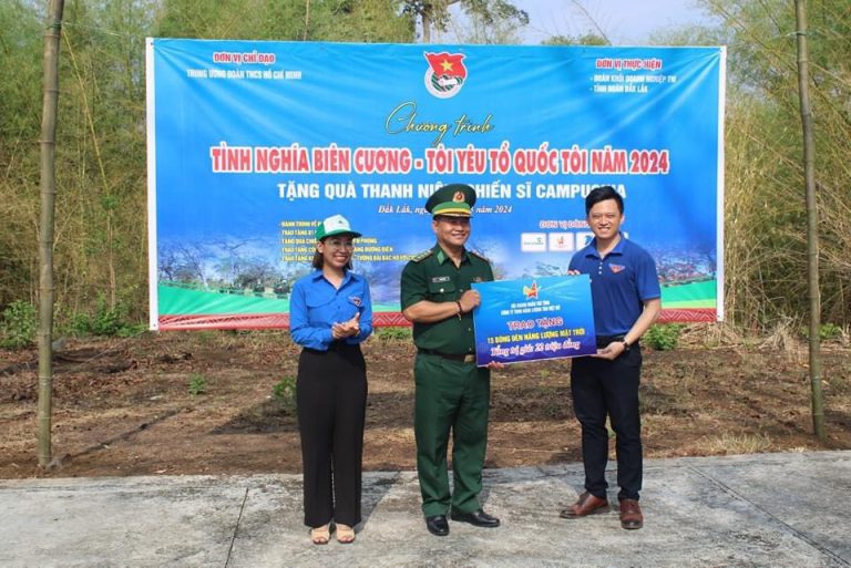 HỘI DOANH NHÂN TRẺ TỈNH ĐẮK LẮK TRAO TẶNG 15 BÓNG ĐÈN NĂNG LƯỢNG MẶT TRỜI VỚI TỔNG TRỊ GIÁ 22 TRIỆU TẠI CHƯƠNG TRÌNH “TÌNH NGHĨA BIÊN CƯƠNG – TÔI YÊU TỔ QUỐC TÔI NĂM 2024”