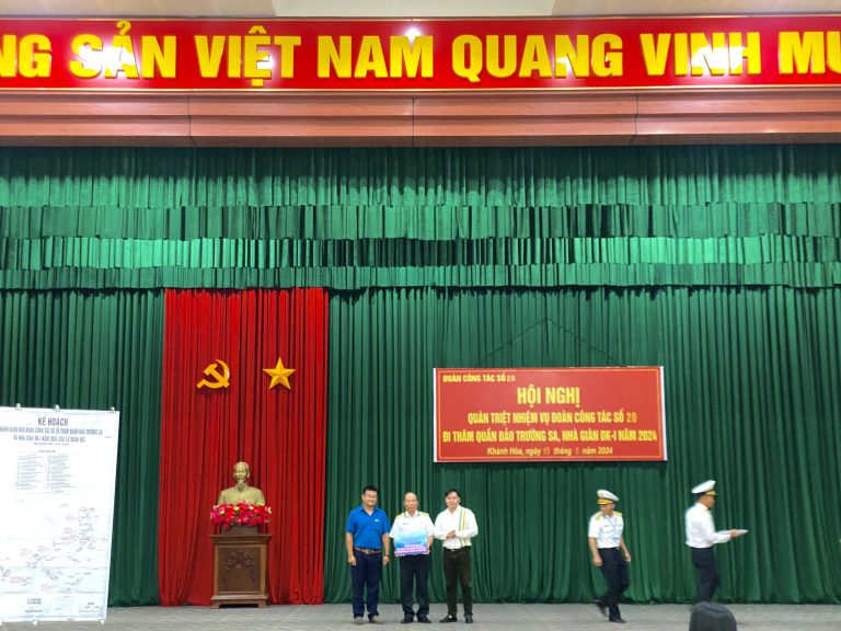 HỘI DOANH NHÂN TRẺ TỈNH ĐẮK LẮK ĐỒNG HÀNH CÙNG CÔNG TY TNHH MTV HUY HÙNG TRAO TẶNG 100KG CÀ PHÊ CHO QUÂN, DÂN HUYỆN ĐẢO TRƯỜNG SA VÀ NHÀ GIÀN DK 1 TRỊ GIÁ 40 TRIỆU ĐỒNG