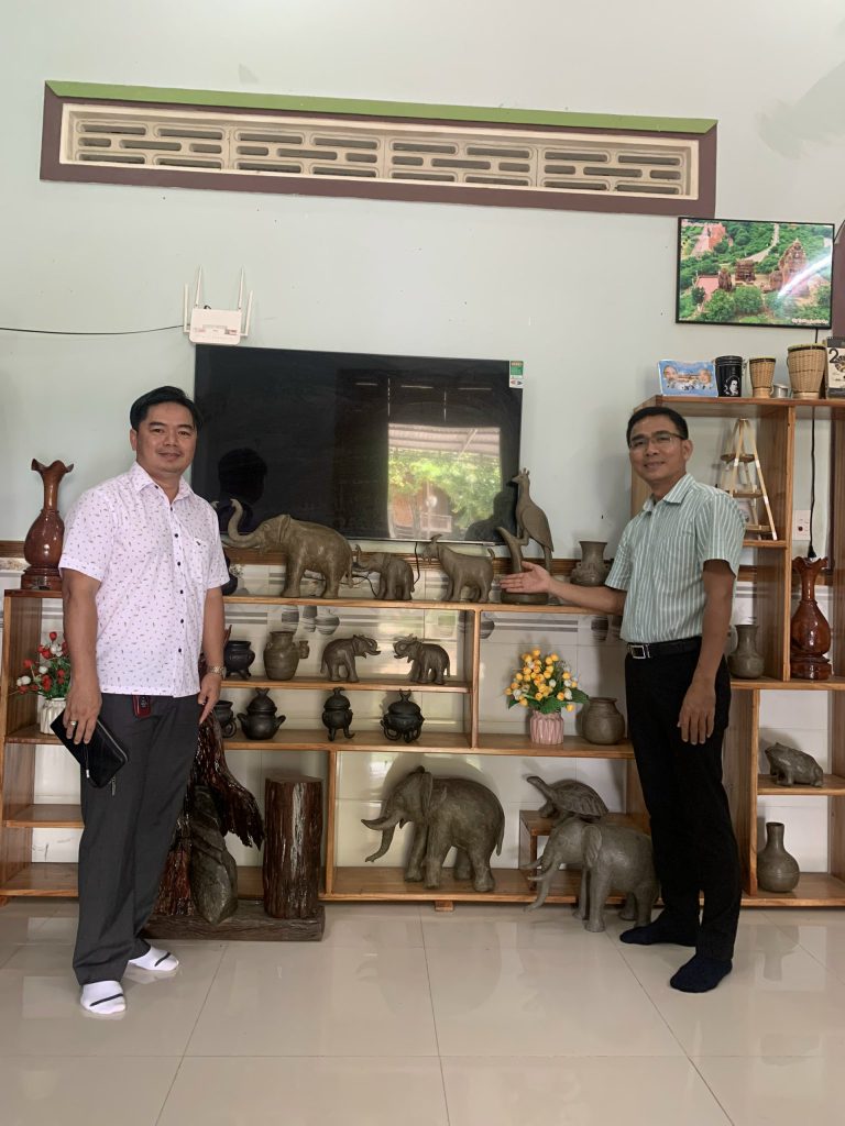 HỘI DOANH NHÂN TRẺ TỈNH ĐẮK LẮK THAM GIA ĐOÀN KHẢO SÁT PHÁT TRIỂN SẢN PHẨM DU LỊCH GẮN VỚI NGHỀ LÀM GỐM TRUYỀN THỐNG CỦA ĐỒNG BÀO DÂN TỘC M’NÔNG TẠI XÃ YANG TAO, HUYỆN LẮK